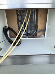 2 dikke PVC pijpen naar boven gestoken