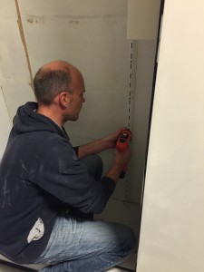 Henk legt de laatste hand aan de wederopbouw