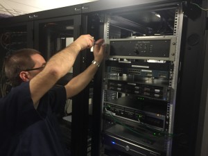 Het relais krijgt zijn plaats in het rack