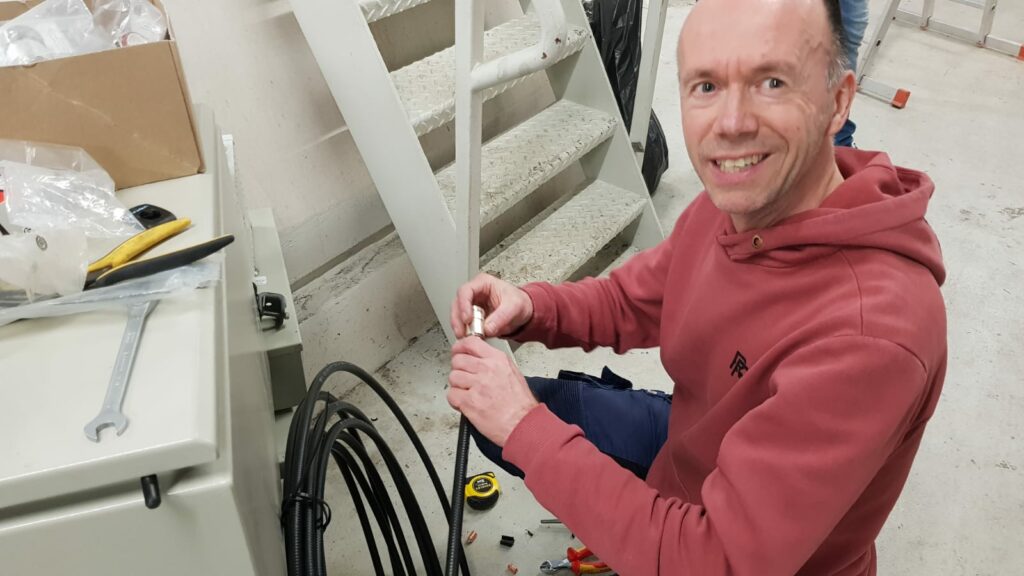 Monteren coax-connector